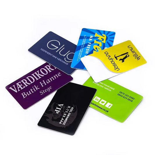 Verschiedene NFC-Visitenkarten in unterschiedlichen Designs und Farben