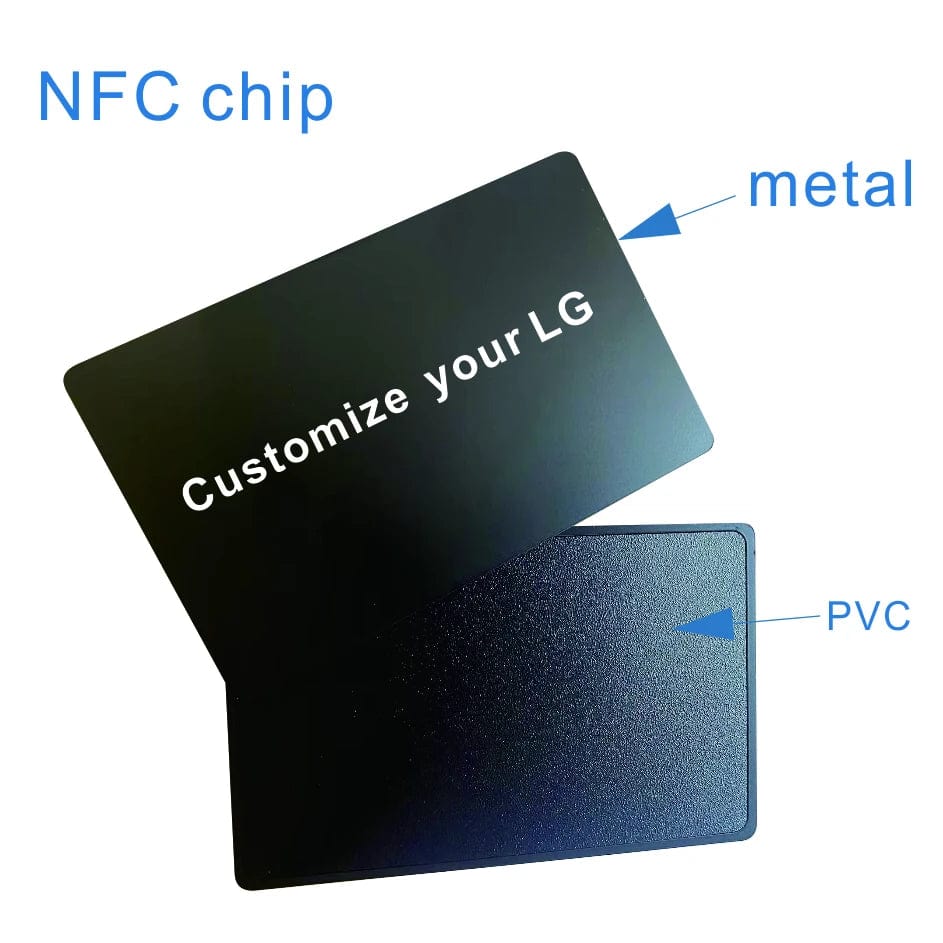 Kundenspezifisch bedruckte Metallkarten mit NFC-Technologie in der Hand