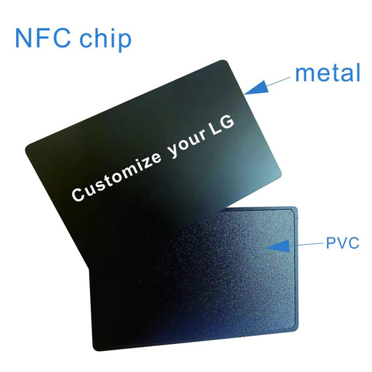 Kundenspezifisch bedruckte Metallkarten mit NFC-Technologie in der Hand