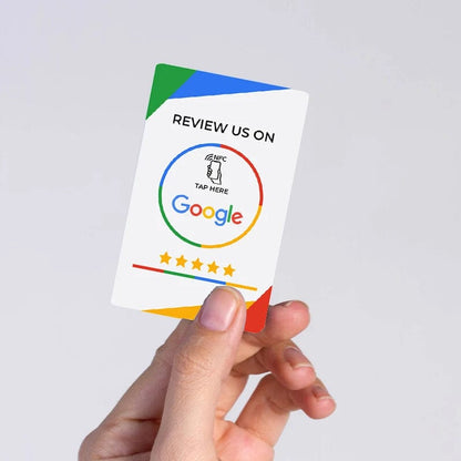Hand hält NFC Google Bewertungskarte mit 5-Sterne-Design
