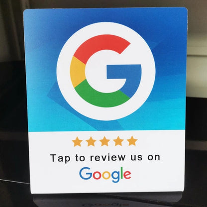 Kunde scannt NFC-Code auf dem Google-Bewertungs-NFC-Tischständer im Café
