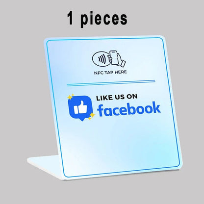Facebook-Ständer mit Aufforderung zur Bewertung und Interaktion in einem Laden
