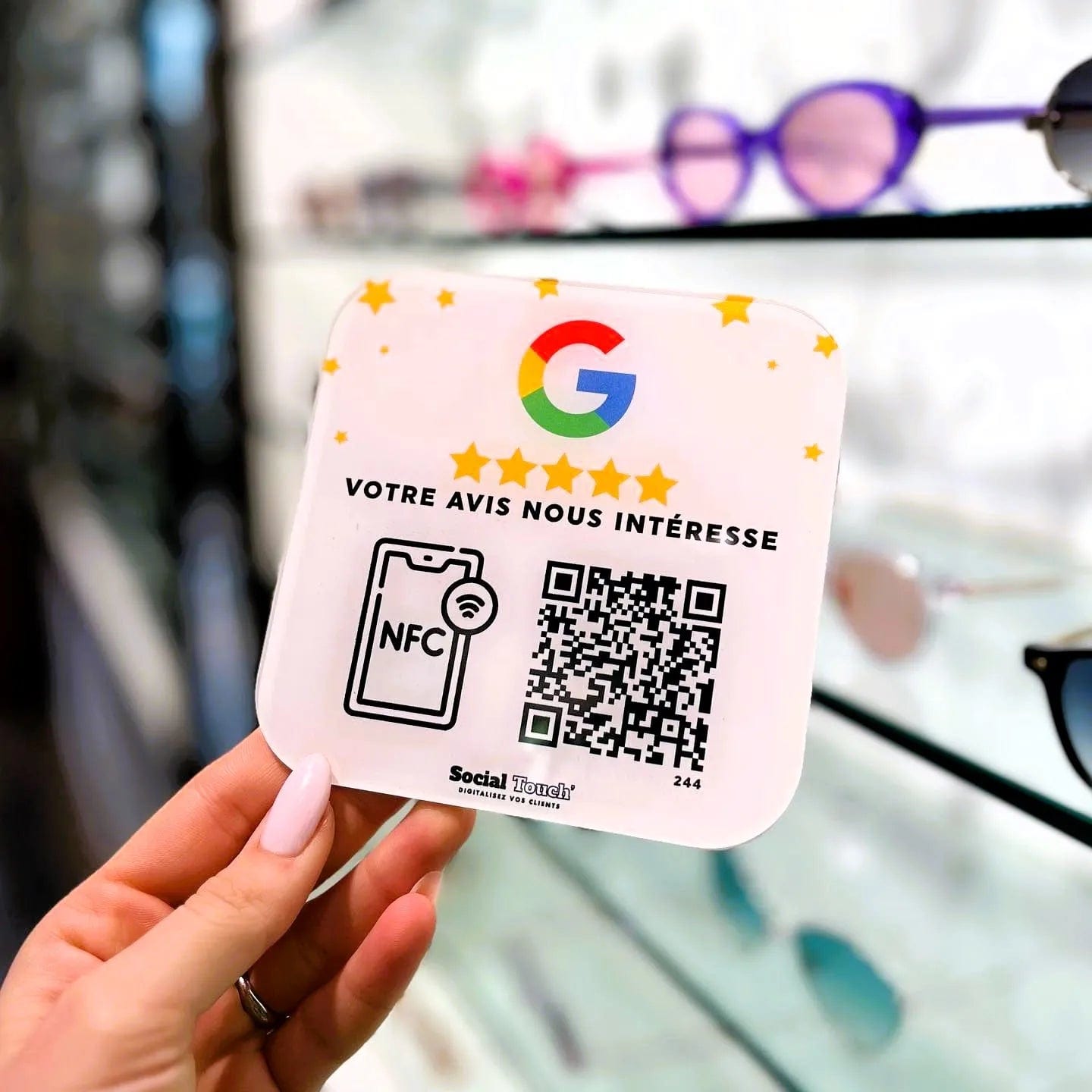 NFC Google Bewertungsschild für Geschäfte, das Bewertungen direkt auf Social Media teilt
