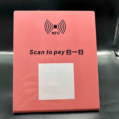 NFC-Tischdisplayständer auf einem Tisch in einem Verkaufsbereich zur Werbung und Interaktivität