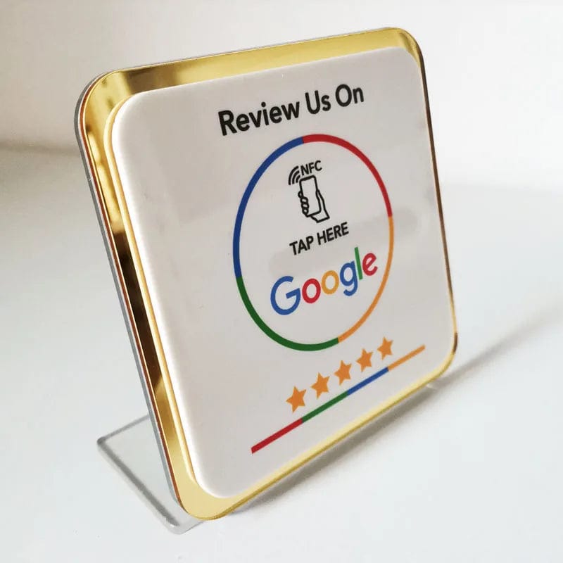 NFC-fähiges Google-Bewertungsschild in modernem Design aufgestellt