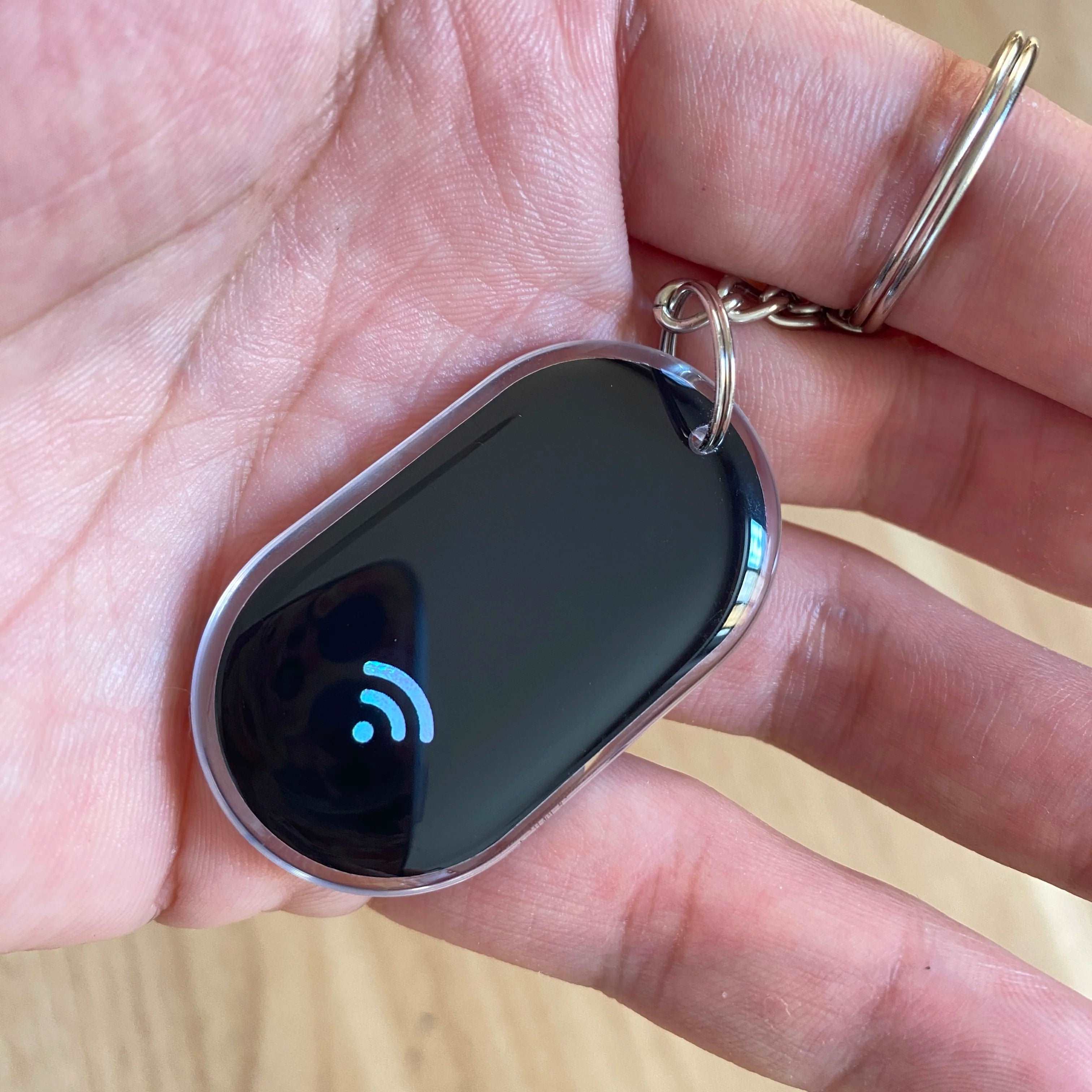 Epoxidharz-NFC-Schlüsselanhänger mit personalisiertem Design und integrierter NFC-Technologie.