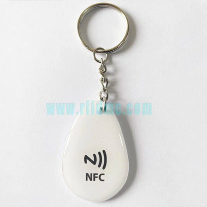 NFC-Schlüsselanhänger aus Epoxidharz, ideal für personalisierte Markenartikel und Geschäftsaktionen.