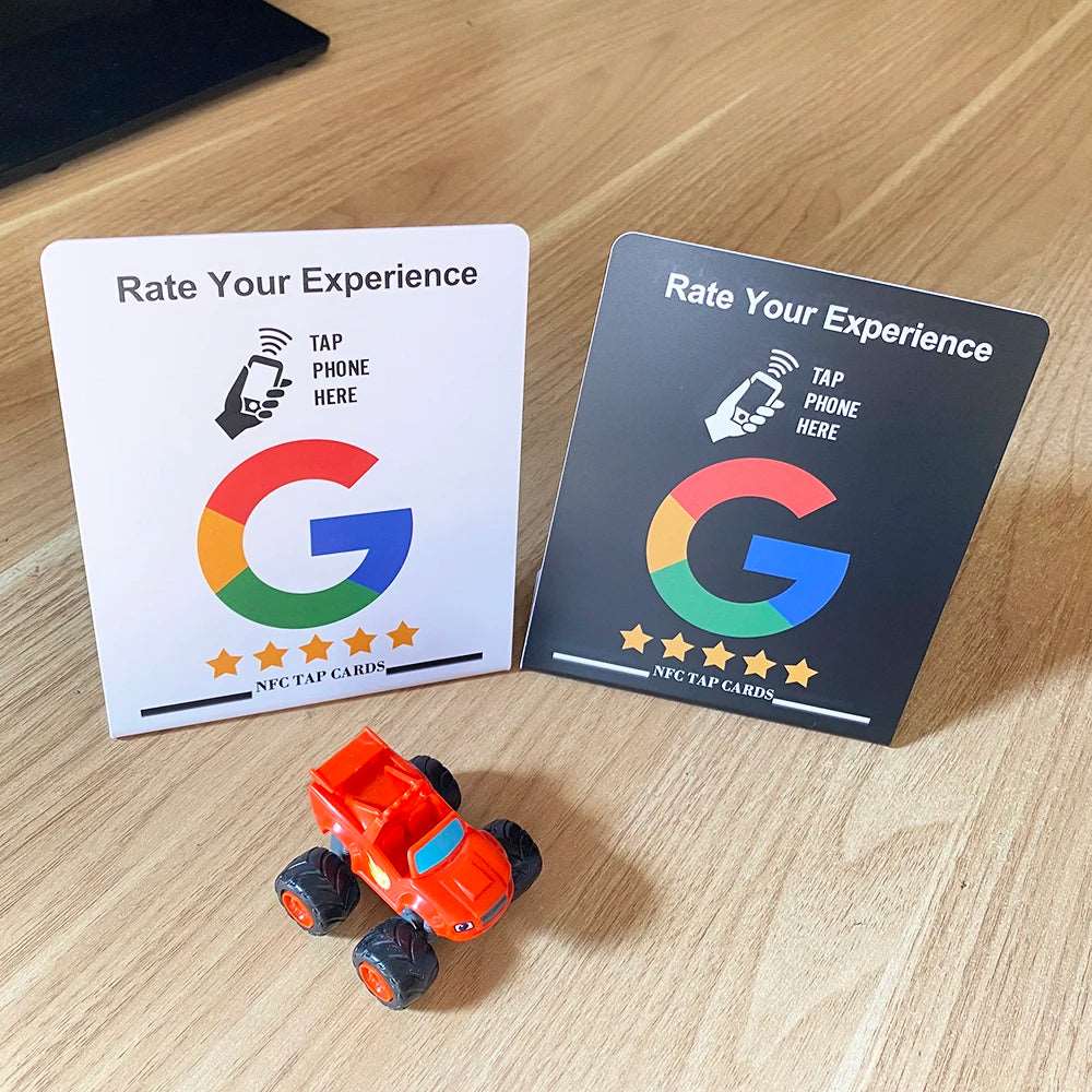 Google Bewertungsständer mit NFC im Einsatz auf Tisch in Café oder Friseursalon