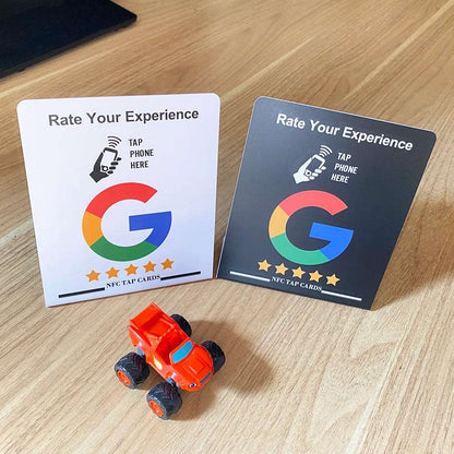 Google Bewertungsständer mit NFC im Einsatz auf Tisch in Café oder Friseursalon