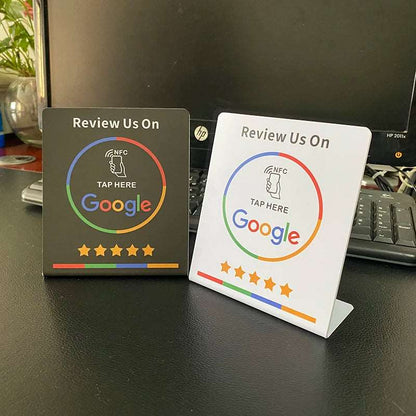 Eleganter NFC Google Review Stand im modernen Verkaufsumfeld
