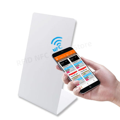 Einfache Integration von NFC-Technologie für mehr Interaktivität – Tischdisplay-NFC-Stand.

