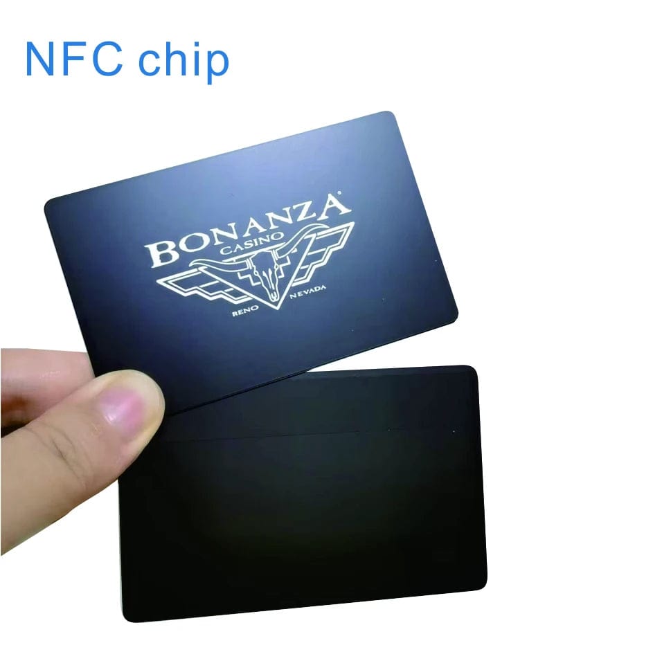 Metallkarte mit individuellem Druck und NFC-Technologie für personalisierte karten