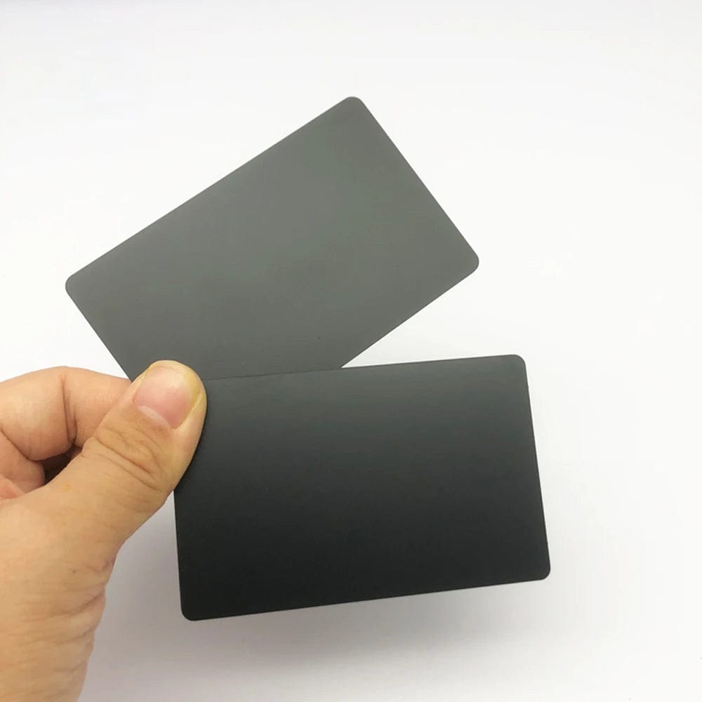 Elegante NFC-Businesskarte aus Metall in glänzendem Design für digitale Kontakte
