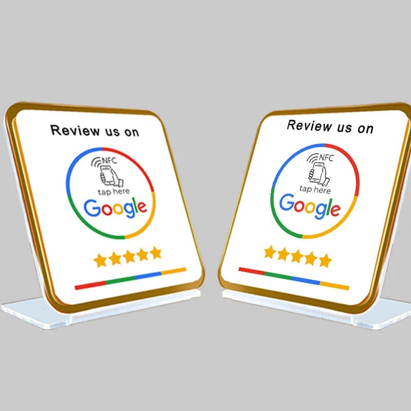 Google-Bewertungsstand mit NFC-Tischständer auf einem Café-Tisch