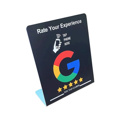 Kunde aktiviert Google-Bewertungslink per NFC mit dem Smartphone