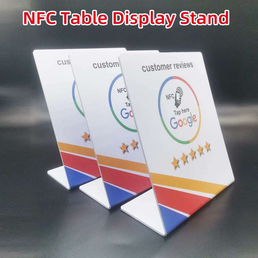 Nahaufnahme des NFC-Chips auf Google-Bewertungsständer für kontaktlose Bewertung“