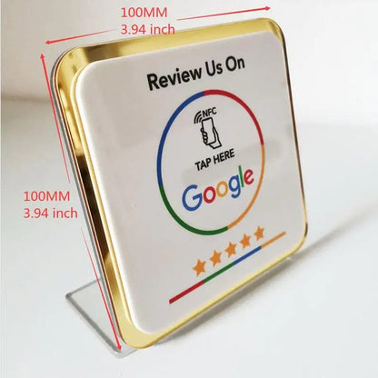 Nahaufnahme des NFC-Scan-Codes auf einem Google-Bewertungsschild