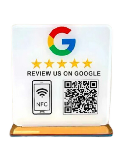 Individuelles Google-Bewertungsschild mit NFC-Scan-Code auf einem Verkaufstresen