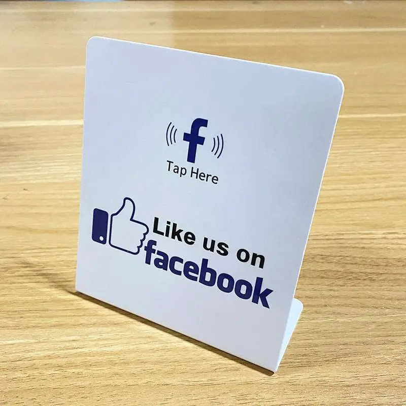 Weißer NFC-Tischständer mit blauem Facebook-Logo und Text "Like us on Facebook" in Schwarz und Blau.
