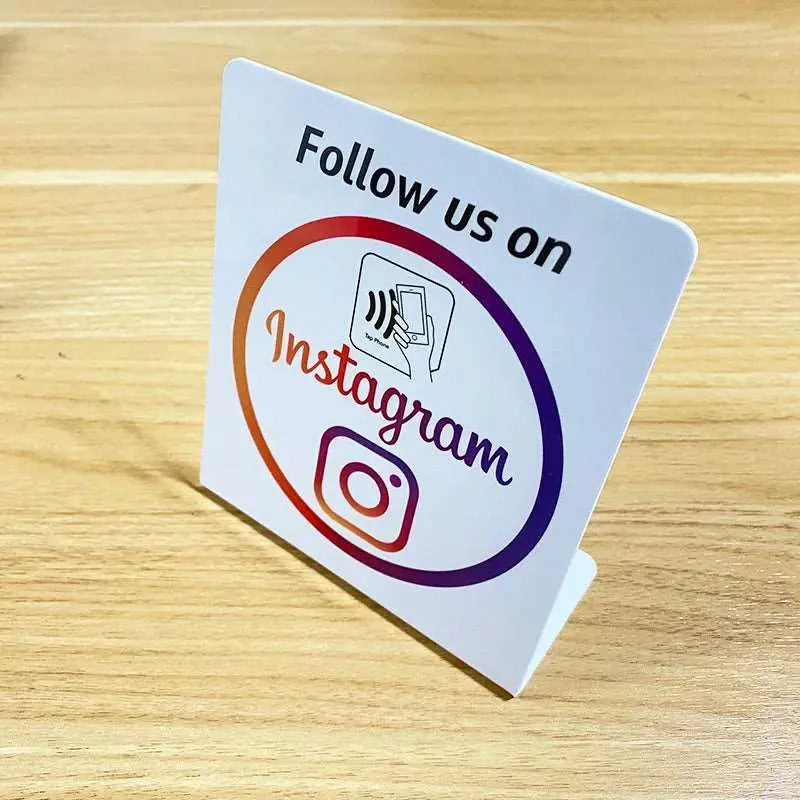 Weißer NFC-Tischständer mit Instagram-Logo und Schriftzug „Follow us on Instagram“ in Farbverlauf.