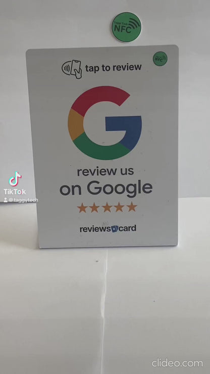 Google-Bewertungsschild mit NFC-Scan-Code